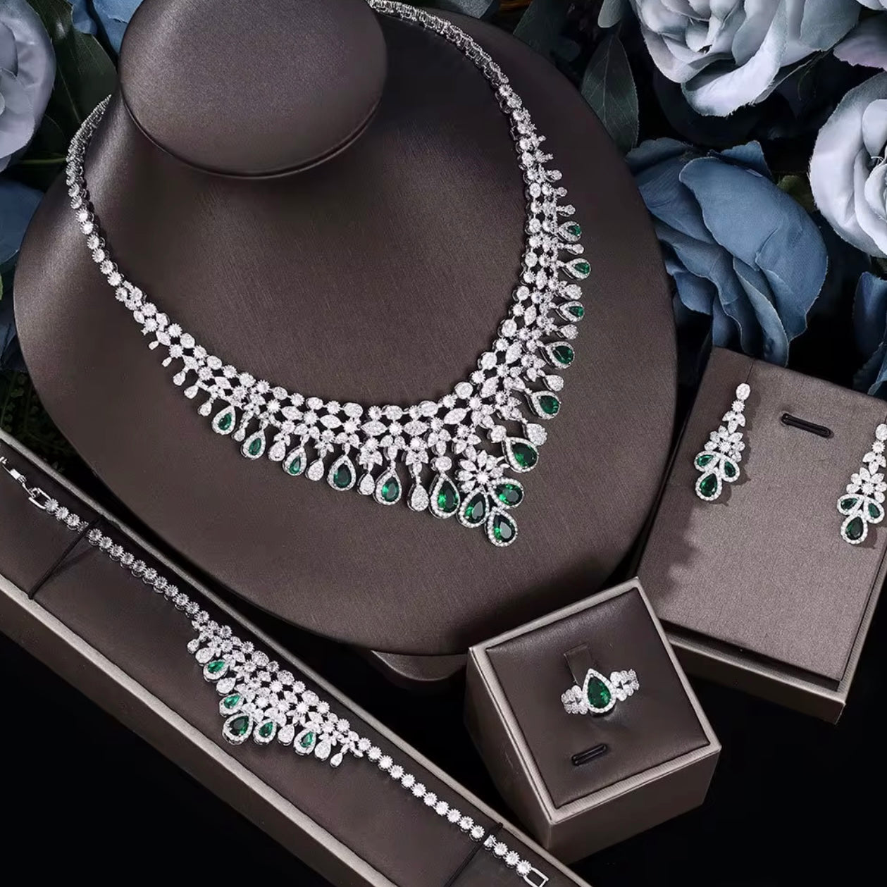 Extravaganza Jewelry Set - CheLon