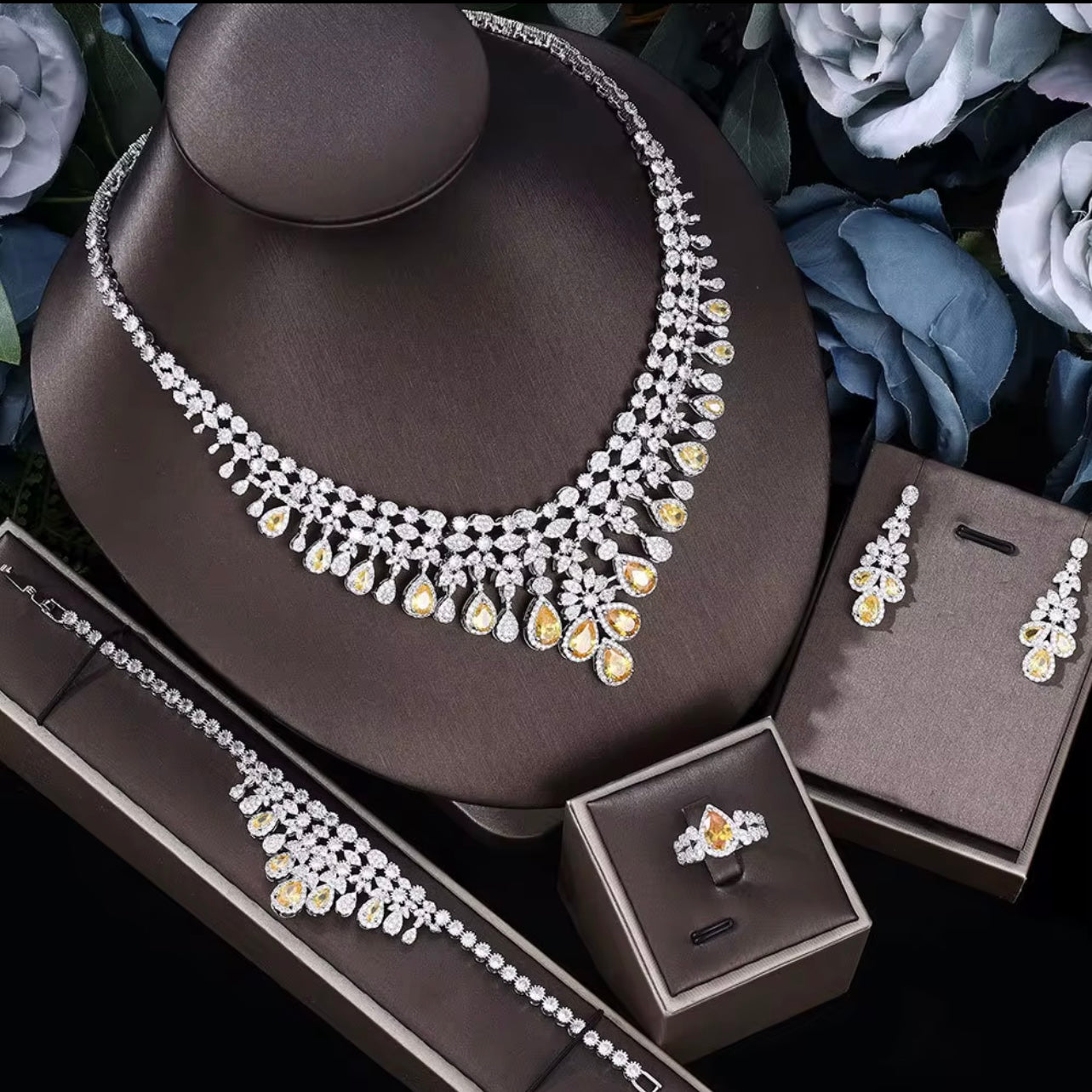 Extravaganza Jewelry Set - CheLon